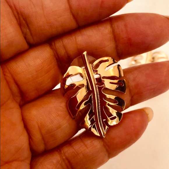 Leaf Piercing Earrings - Picture 6 of 7